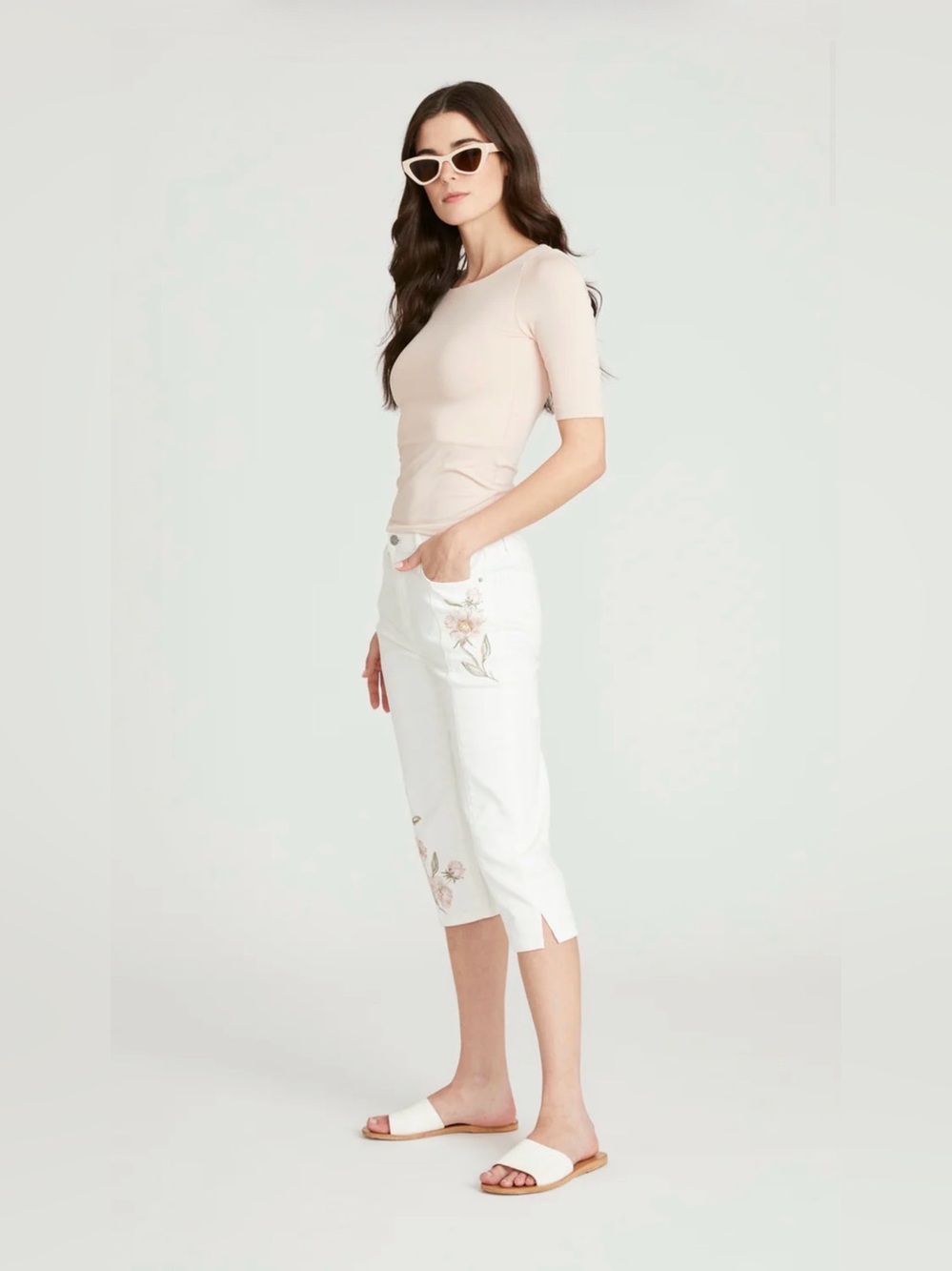 Brand New Never Been Worn Driftwood clamdiggers in faded roses embroidery sz 26